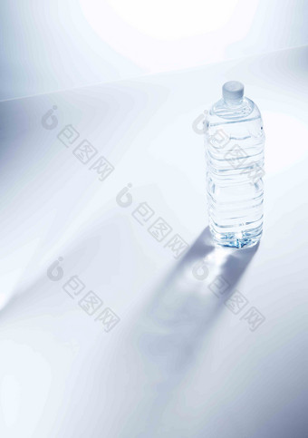 宠物瓶塑料水瓶光影静物特写摄影图