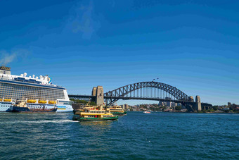 港口河天桥乘客游玩风景摄影图