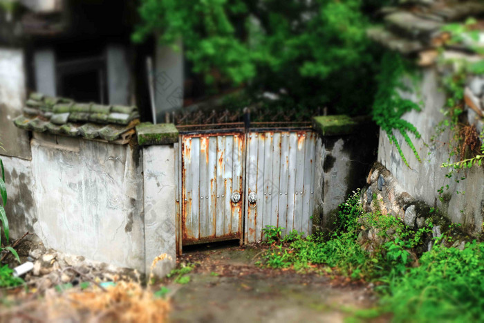 生锈的旧铁门铁皮围墙建筑实景摄影图