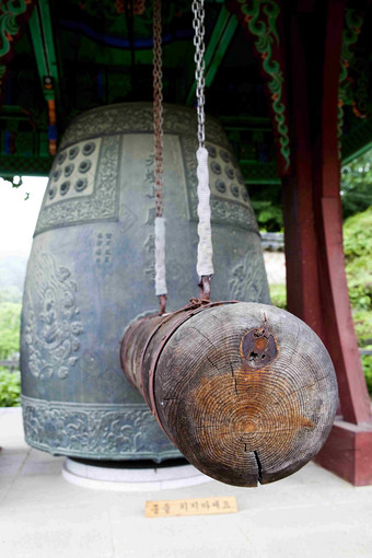 佛教寺庙撞钟柱特写细节摄影图