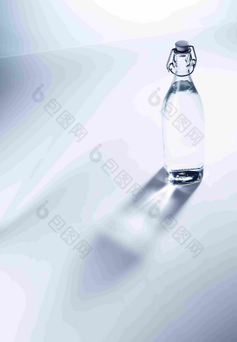 站立的玻璃水瓶光影素材摄影图