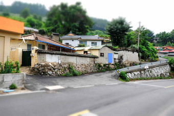 韩国山区小村旁边弯曲公路实景摄影图