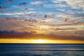 云海斐济度假胜地日出风景摄影图