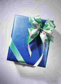 蓝色礼物盒包装蝴蝶结丝带场景图