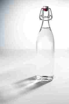 透明装水玻璃瓶光影室内静物摄影图