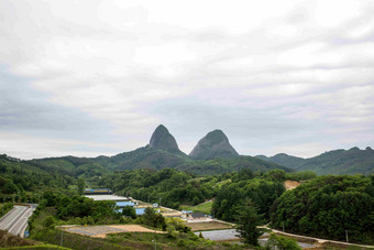 黑暗多云的天气山