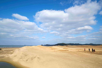 蔚蓝天空沙滩沙漠风景摄影图