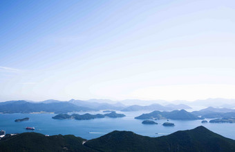 苍茫的海上无数礁石岛屿船只行驶