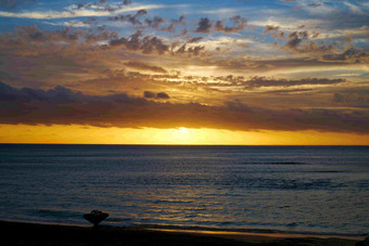 云海斐济色彩斑斓的天空日落风光图