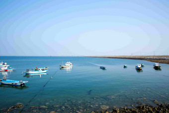 海岸边的游艇户外钓鱼场景摄影图