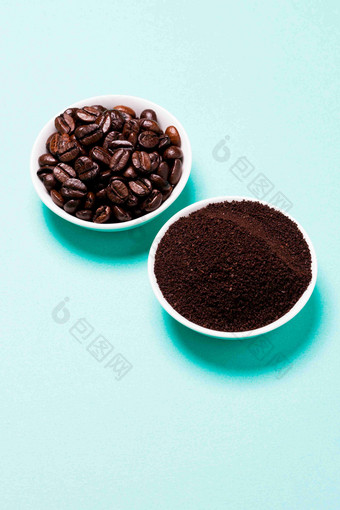 碗里的咖啡豆研磨咖啡粉摄影图
