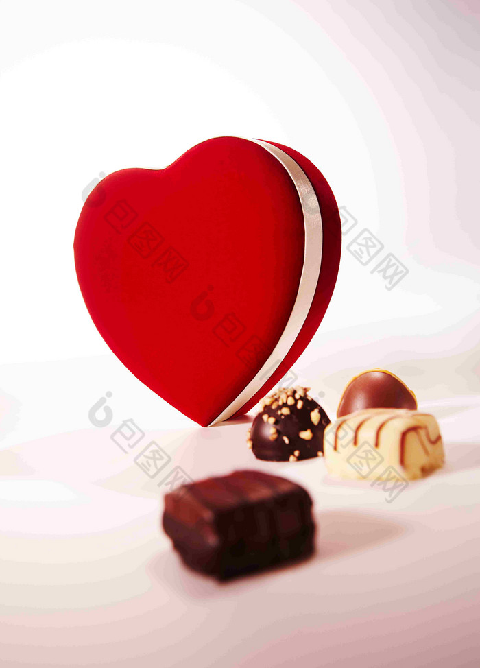 巧克力红色心形盒子礼物盒场景摄影图