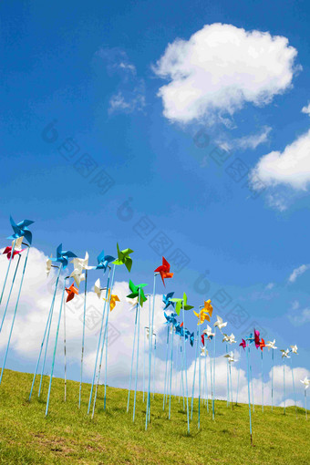 蓝天下旋转的纸风车展览童趣场景摄影图
