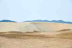 无人沙漠天空下的沙丘风景摄影图