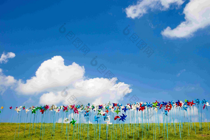 蓝天下的纸风车展览童趣场景摄影图