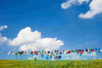 蓝天下的纸风车展览童趣场景摄影图