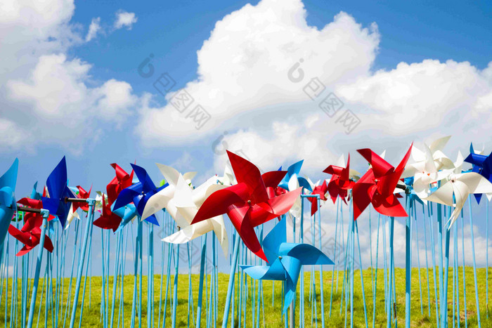 公园里的许多纸风车随风转动风景图