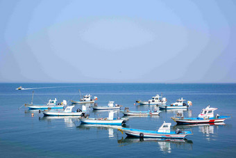 蓝色海洋上的潮路堤钓鱼游艇场景图