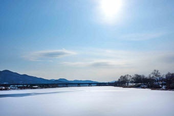下雪后太阳白雪皑皑空旷的场景摄影图