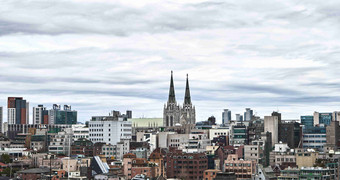 白云天空下的西方建筑群体场景摄影图