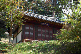 一座韩式木窗古屋