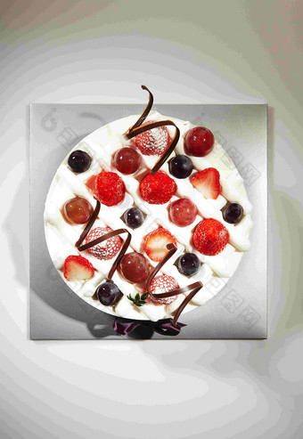 草莓水果生日蛋糕特写细节摄影图