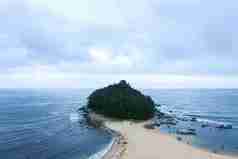 沿海小岛绿色森林山坡风景摄影图