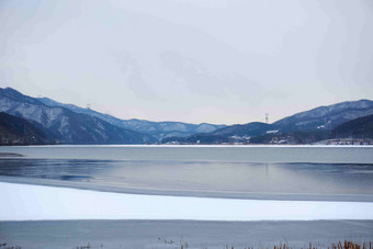 冬天雪天一色远山湖面风景摄影图