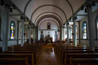 天主教大教堂室内祷告大堂座椅场景图