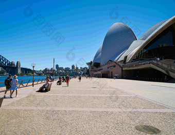 悉尼歌剧院广场人群景观摄影图