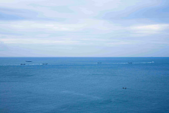 苍茫蓝色大海上几艘飞驶的船只
