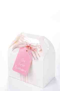 蝴蝶结丝带礼物盒粉色标签静物摄影图