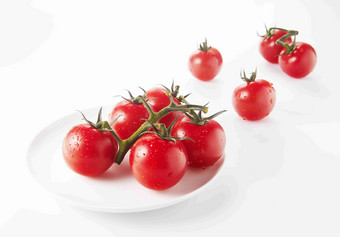 一盘子红色番茄西红柿静物场景摄影图
