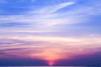 彩云日落海上紫色霞光风景摄影图