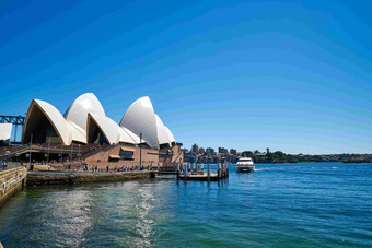文化小镇悉尼歌剧院临岸风景摄影图