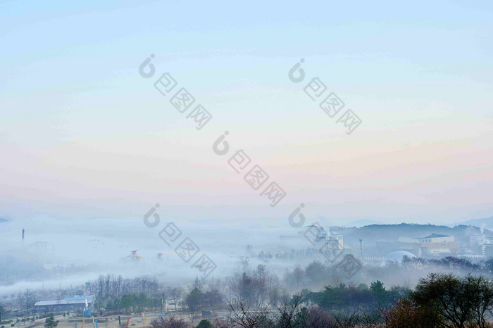 沐浴在朝阳云雾里的山村树林摄影图