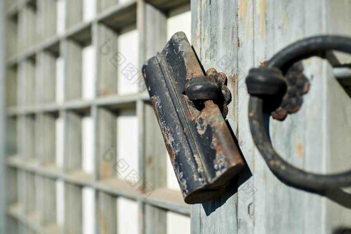 木门门插销锁旧门锁老物件摄影图