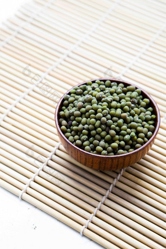 绿豆豆子竹席碗里的粮食摄影图