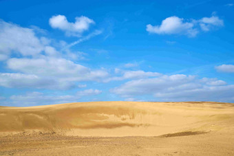 沿海沙子沙滩蓝天风景摄影图