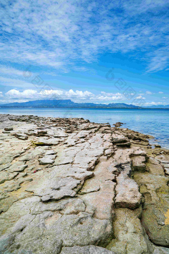 斐济海滩岩石风化海洋风景摄影图