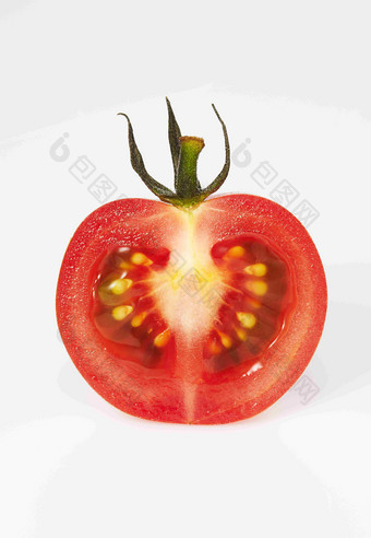 对半切开的西红柿内部结构特写摄影图