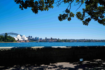 海岸边悉尼歌剧院远拍摄影图