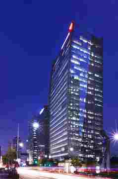 体系结构摩天大楼晚上紫罗兰色的