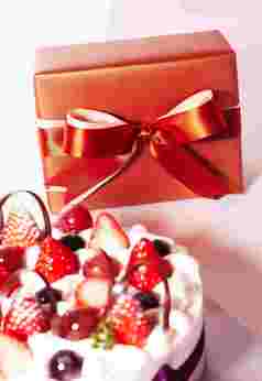 礼物蛋糕草莓周年纪念日场景摄影图