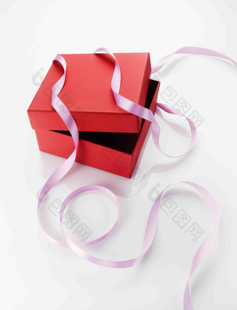 空的红色礼品盒<strong>彩色</strong>丝带节日素材摄影图