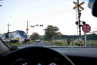 水平<strong>穿越铁路</strong>火车