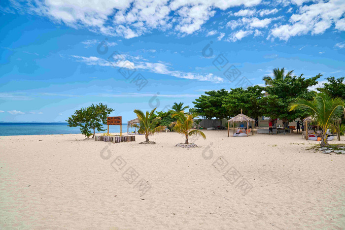 斐济海滩户外帐篷椰树林风景摄影图