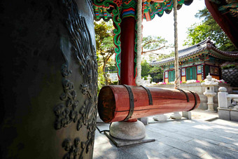 寺庙里的撞钟木桩柱子场景摄影图