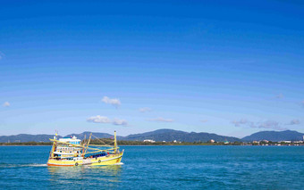 <strong>黄色</strong>的钓鱼船普吉岛海洋风景图