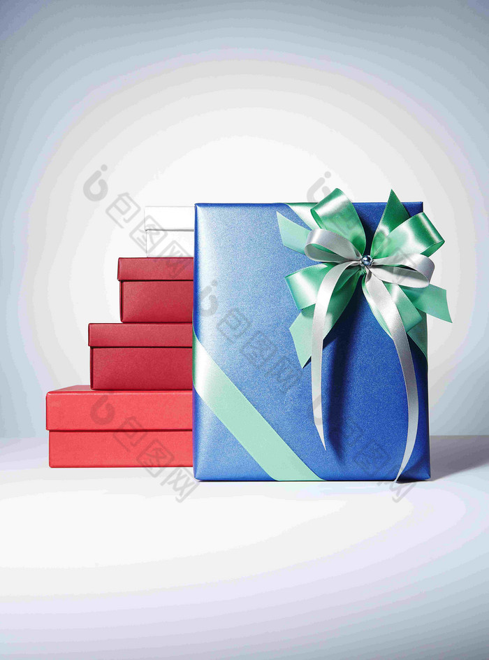 蓝色礼物盒红色盒子丝带场景摄影图